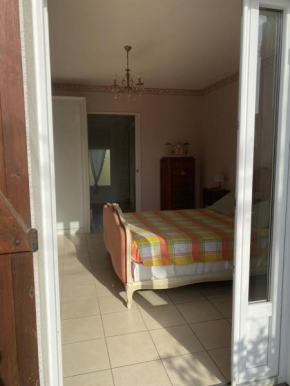 Belle chambre spacieuse et lumineuse avec un lit 2 personnes, sdb et wc privés